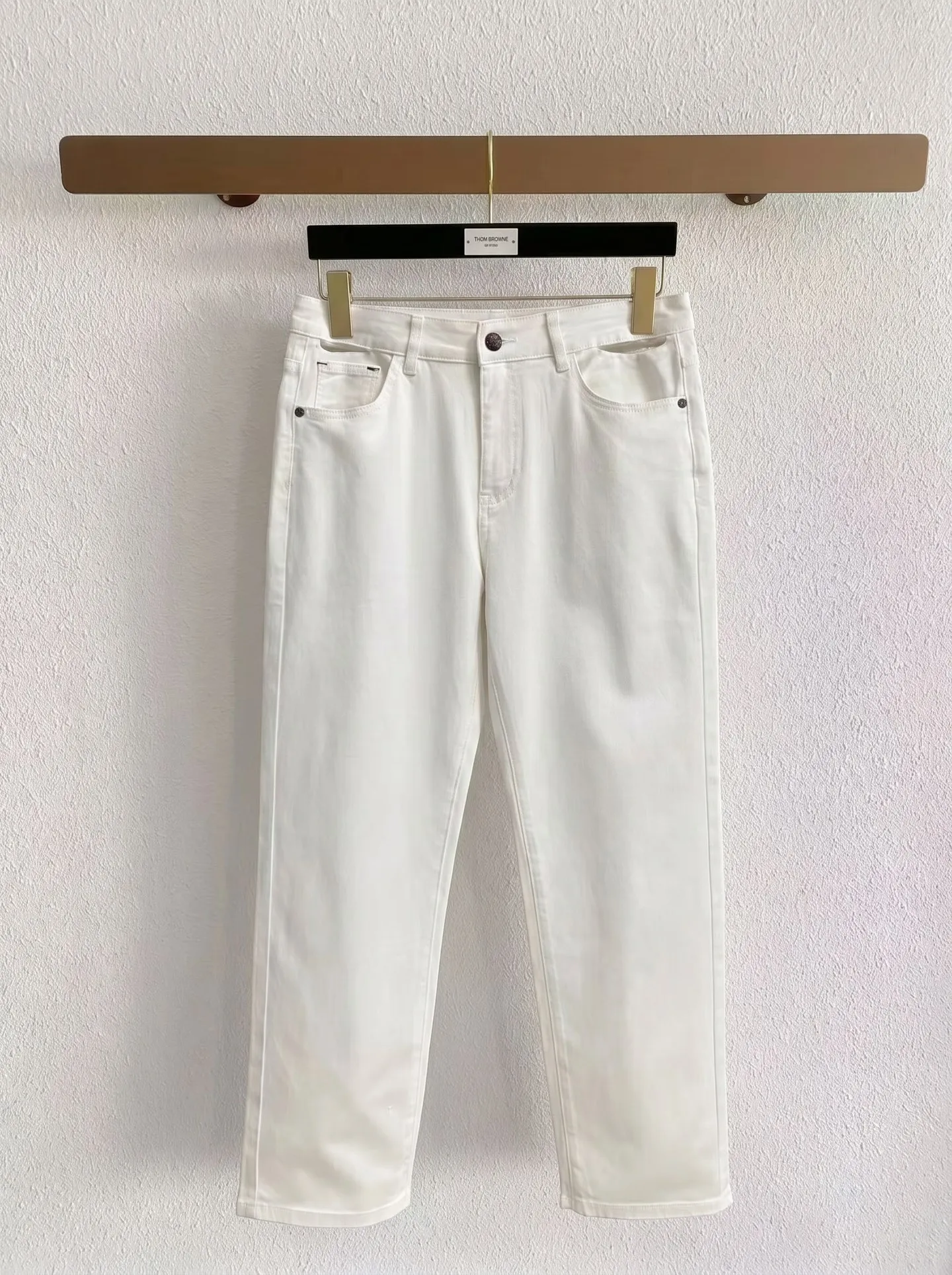 LP Nuoyoupanya launches new men’s jeans in the summer of 2026! Heavy-duty washed denim fabric, customized fabric is softer and more comfortable than ordinary denim fabric! Ultra-heavy industrial washing process and dual-process washing. The entire pair of pants has a comfortable hand feel, and the level of fineness and breathable effect are top-notch. All hardware brand logos are custom-made, and the materials are selected with the best attributes. The elasticity of the fabric is very good and the comfort is great! The low-key design style is simple and elegant. Sizes: 28-36 no 35